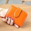 オレンジ色の小さな財布