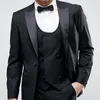 Svart Slim Fit Groom Tuxedo För Bröllop 3 Styck Man Mode Passat Peaked Lapel Anpassad Man Jacka Byxor Med Waistcoat X0909