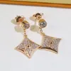 Europe America Fashion Style Earring Lady Womens Guld / Silver / Rose-Färg Metall Graverade V Initialer Inställningar Diamond Rhombus Dangle Örhängen