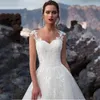 Luxury Princess Bröllopsklänning Square Neck Lace Tulle Court Tåg Applique Pärlor Ärmlös Bollklänning
