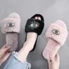 Stora ögon dekoration päls slipper platt häl vinter hem bomull femme ögon plysch flip flops s655 210625