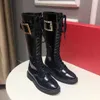 Mais novo Luxury Designer Plataforma Feminina Sapatos Flat Broca De Cristal Buckle Cours Rangers Patent Leather Knee-High Botas de Moda Vestido Casual Sapato Casamento Partido