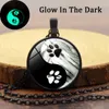 Donna Uomo Moda Collane luminose Catena di maglioni Gioielli Yin Yang Taiji Impronte di cane Modello Collana luminosa in vetro