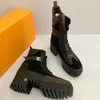 Designer-Schuhe, Luxusmarke, Designer-Leder, Damenstiefel, Martin Desert Boot, Flamingos, Liebespfeil, Medaille, echtes Leder, grob, Winter mit Box