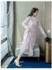 Moda Europejski Styl Różowy Haft Koronki Sukienka Kobiety Wiosna Lato Pełny Rękaw RufflesCasual Długie sukienki 210514