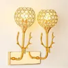 Hongcui lampy ścienne Współczesne kreatywne złote kinkiety kryształowe lampy wewnętrzne do sypialni domowej