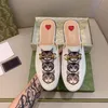 Luxuriöse Designer-Hausschuhe mit Blumen-Motiv, echtes Leder, Slide-Loafer-Sandale, klassisch, halbflacher Boden, Metallschnalle, bestickte Damenschuhe, Flip-Flop-MULES mit Box M18