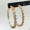 Trendy Wave Cubic Zirconia Pave Gold Color Plated Hoop örhängen för kvinnliga tillbehörsmycken Pendientes Mujer Moda Huggie
