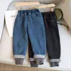 Boy Winter Jeans Bambini Cotone Moda Orlo a costine arrotolato Velluto Addensare Pantaloni in denim Pantaloni morbidi e caldi Vestiti per bambini 90-150 cm 211102