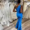 Einzigartige blaue, elegante One-Shoulder-Overall-Abschlussballkleider, seitlich geschlitzte formelle Hosen, Cocktail-Party-Kleider, Schlüsselloch-Rüschen, Satin-Overalls, Abendkleider