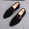 Luxuriöse italienische Herren-Schuhe aus Rindsleder mit spitzer Zehenpartie, Modedesigner, Schnallen, Wildleder-Aufdruck, Party, formelle Business-Hochzeit, schwarze Slipper H33