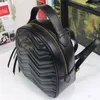 roter rucksack aus leder