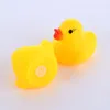 Baby Bath Water Duck giocattoli Mini anatre di gomma gialle galleggianti con suono Doccia per bambini Nuoto Beach Play Toy 119 Z24444015