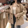 Vårkvinnor Elegant nedbrytningskrogram Dubbelbröst Trench Chic Vintage Fickor Slim Khaki Black Coat med bälte 210423