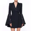 Abiti da donna Blazer 2022 Moda primaverile Scava fuori il cappotto con maniche svasate in pizzo per le donne Tunica Plus Size Blazer con scollo a V Abito doppio petto