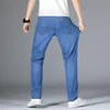 メンズジーンズ2022夏の古典的なスタイルの薄いストレートレッグビジネスカジュアルストレッチデニムパンツライトブルーズボン男性ブランド