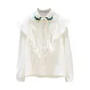 Camicia bianca da donna con colletto rovesciato largo e ricamato con volant 210615