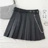 Jupe plissée noire avec chaîne-ceinture Punk Rock Girl Cheerleading ceinturée Mini jupe Alt femmes e-girl tenue 210730