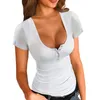 Moda klasik düz renkli t-shirt üst seksi düğme dekorasyonu düşük kesilmiş sıkı oturan ince tişört yaz kısa kadın