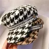 Klassisk Houndstooth Keramiska vita pärlor Rhinestone Gold Button Berets Kvinnor Viselser Keps