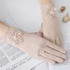 2020Summer kvinnor UV solskyddsmedel Kort sol Kvinnlig handskar Mode Is Silk Lace Körning av tunn pekskärm Sexig Lady Gloves Y0827