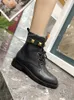 Otoño Damas Diseñadores de moda Botas zapatos casuales Últimos remache de oro y plateado bota corta de alta calidad