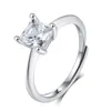 L'anello con diamante trasparente in pietra di gelso si riferisce all'anello unisex da matrimonio con zircone quadrato singolo in platino placcato argento S925