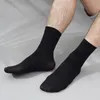 Męskie skarpetki Mężczyźni Casual Cienkie Długie Oddychające Męskie Białe Czarne Solid Colors Soft Ice Cool Fashion Sock Ultra-Thin Crew