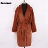 Nerazzurri Осенние длинные негабаритные коричневые мягкие легкие искусственные меховые пальто женщины с длинным рукавом пояс вскользь корейской моды без кнопок 21110