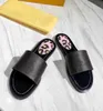 Plana Sandaler 1A9443Wildat Heart Slippers Wide Front Straps Panther Printed Padded Foder 2 Färger Vit Svart 2021 Kvinnor