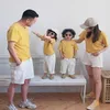 4つのマッチングセットの夏の家族レターキャンディーカラーTシャツ母父息子の娘の衣装E025 210610