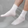 Męskie skarpetki Mężczyźni Casual Cienkie Długie Oddychające Męskie Białe Czarne Solid Colors Soft Ice Cool Fashion Sock Ultra-Thin Crew