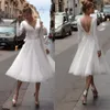 長袖のライン短いウェディングドレスのための女性2022 Vネックイリュージョンバックレトロブライダルドレスシンプルな白いサテンチュールガーデン花嫁のガウン