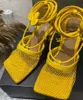 Luxe ontwerper gele kleur sandalen hoge hakken vierkant teen jurk schoenen gaas en bessen kalfstretch vrouwen sexy ketting schuhe mode stretch pompen