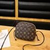 Kvinnor Luxurys designers väskor mode handväska europeiska och amerikanska retro tryckta skalhandväskor gamla blomma axelväska mobiltelefon noll plånbok