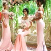2021 Vestidos de dama de honor baratos de color rosa Apliques de encaje con hombros descubiertos Vestido de dama de honor de sirena Botón trasero Tren de barrido Vestidos de invitados de boda