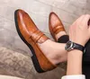 訴えられた革の靴男性のローファーのフォーマルなビジネスカジュアルなソリッドドレス靴のための快適なフラットブーツ