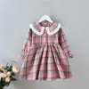 Großhandel Frühling Mädchen Kleider Plaid Langarm Spitze Peter Pan Kragen Niedliche Prinzessin Kinder Kleidung E8002 210610