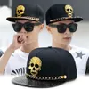 Cuir doré de style punk avec chaîne bouton tête de mort rivet baseball hip hop bord plat hat263t