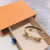 Pulseras de diseño clásico para mujer, pulsera con cierre de flores, brazalete para mujer, joyería de calle de moda, regalo con Box244Y