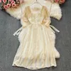 Vestido feminino do verão romance francês Bow-amarrado manga curta laço elegante bordado floral bordado festa vintage 210603