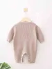 Baby-Jumpsuit aus Rippstrick mit Tasche vorne SHE