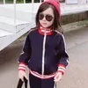 子供服セット男の子女の子ジャージスーツ文字プリント 2 個デザイナージャケットパンツスーツ Chidlren カジュアルスポーツ服 90-130 2 スタイルティーントラックスーツ