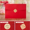 (30 Stück / Los) Gold Stamping Red Beige Ehe Einladungskarten Laser Cut Blume Hochzeitskarte mit Umschlag IC01