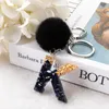 2021 Zwarte Pompom Brief Sleutelhanger Party Gunst English Alfabet Sleutelhanger Glitter Gradiënt Hars Auto Mirror Accessoire Dames Handtas Charms