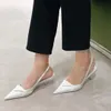 sandálias verão 2023 Palavra com saltos de gatos pontiagudos Sapatos femininos de couro estiletto 35-40