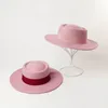 Stingy Brim Hats 킹 폴 가을 겨울 와이드 울 플랫 리본 여성 Fedora 쇼 펠트 모자 패션 야외 따뜻한 레이디 링 탑 모자 유지