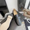 2021 100% lederen dames sandalen zomer luxe designer platte hakken enkele schoenen parel decoratie werkfeest Mary Jane