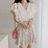 Bordado coreano ahueca hacia fuera las tapas para las mujeres de verano con volantes camisa de encaje de moda con cuello en V suelta señoras blusa Blusas 13947 210518