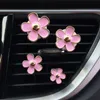 Auto Lufterfrischer 4 teile / satz Floral Niedliche Parfüm-Clip Rosa Kleine Blumen Frauen Entlüften Innenausstattung